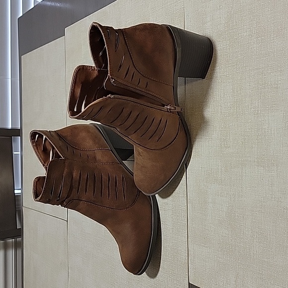 Arizona Oxford Booties - Picture 2 of 6